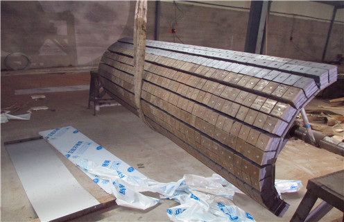 濕式磁選機(jī)，如何防止大塊礦石隨礦漿進(jìn)入濕式磁選機(jī)？_工作原理_釩鈦鐵礦如何防止大塊礦石隨礦漿進(jìn)入濕式磁選機(jī)？型號(hào)參數(shù)及磁場(chǎng)強(qiáng)度 